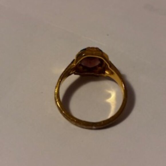Vintage Gold and Garnet stone ring, Filagree etched on band, pretty, delicate - Picture 12 of 16